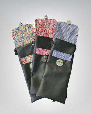 3 sacoches en simili cuir noir ouvertes avec exemples différents de motifs de doublure (multicolore, rouge et bleu).